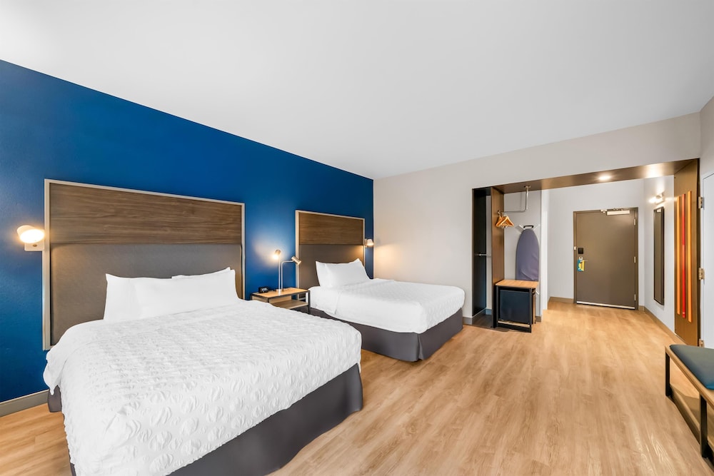 Room, 2 Queen Beds, Accessible, Bathtub photo 2