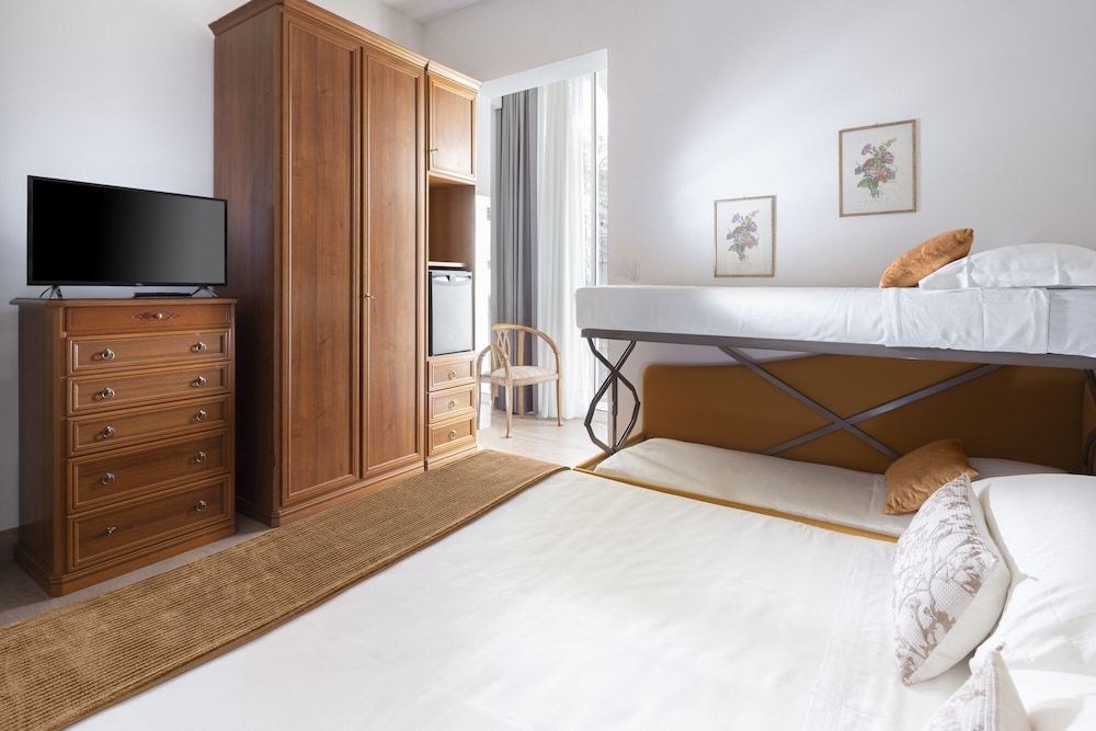 Standard Quadruple Room (3 People) photo 3