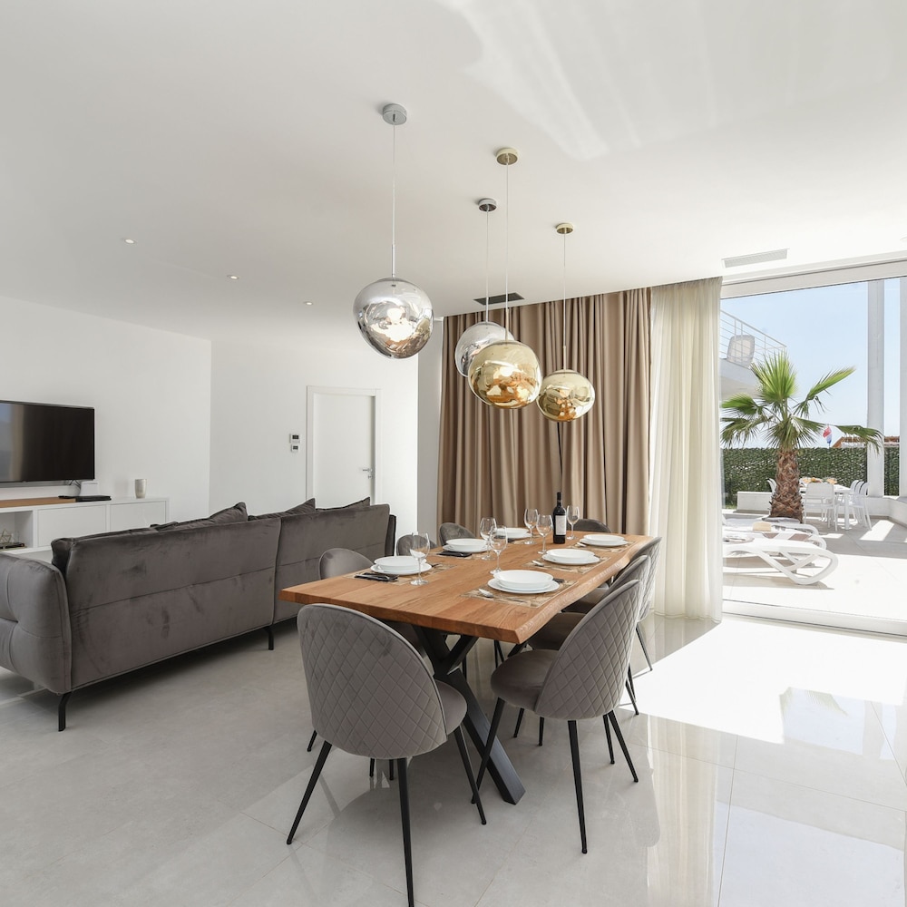 Villa photo 2