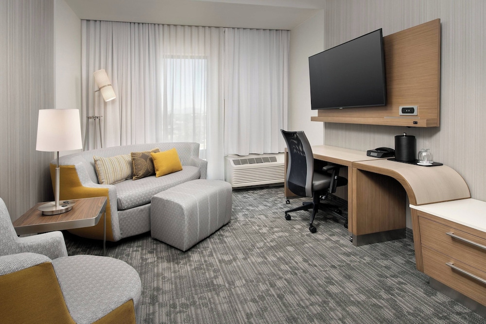 Suite, 1 Bedroom - Photo 6