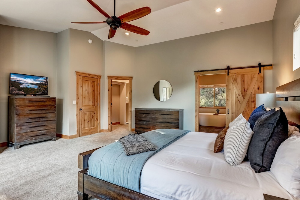 House, Multiple Beds, Hot Tub, Mountain View (Sierra State of Mind)