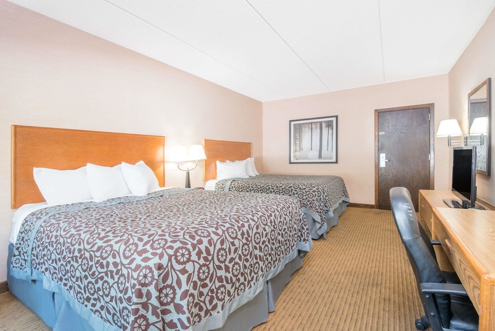Room, 2 Queen Beds, Non Smoking, Lake View photo 3