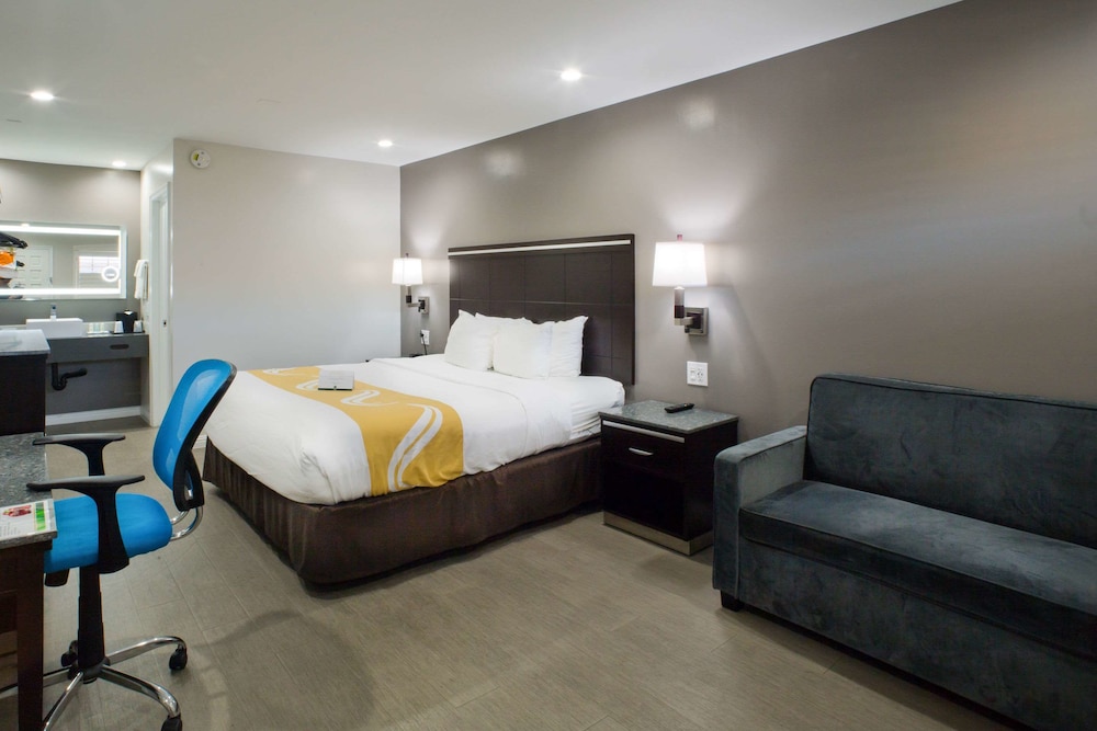 Room, 1 King Bed, Accessible, Non Smoking (Upgrade) - Photo 5