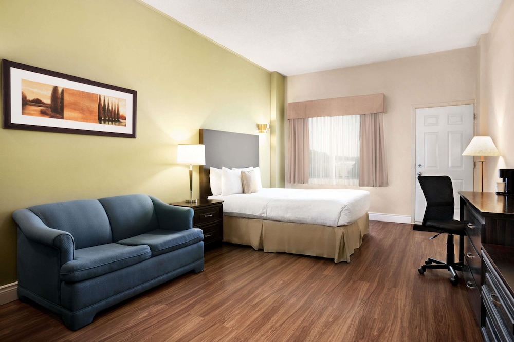 Standard Room, 1 Queen Bed, Non Smoking - Photo 4