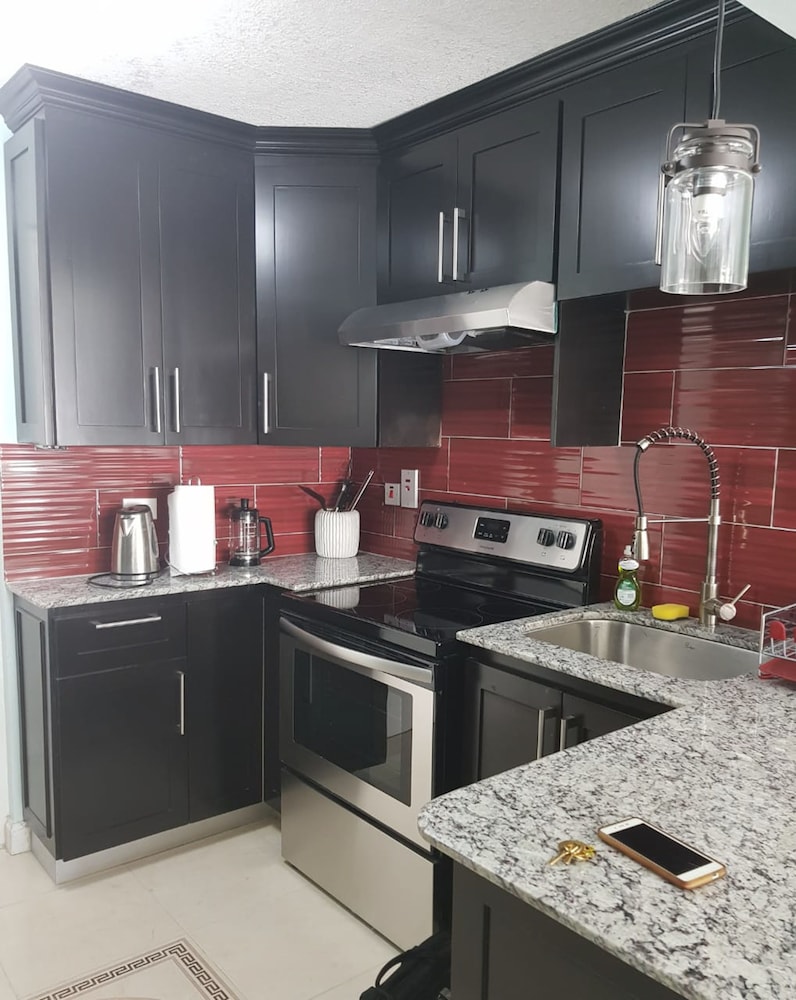 City Apartment, 2 Bedrooms photo 2
