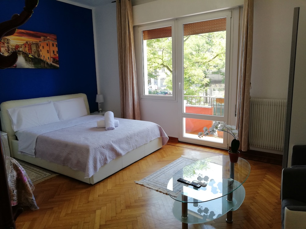 Romantic Double Room, 1 Queen Bed, Shared Bathroom