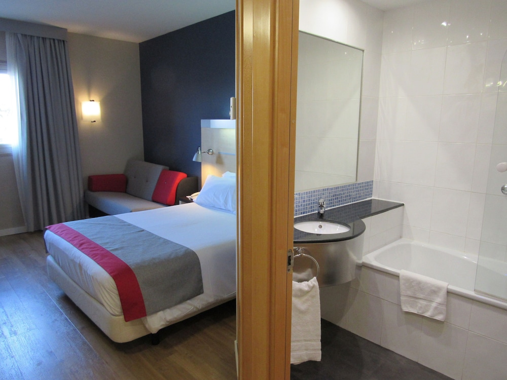 Standard Room, 1 Queen Bed with Sofa bed (Free Breakfast) thumbnail 5