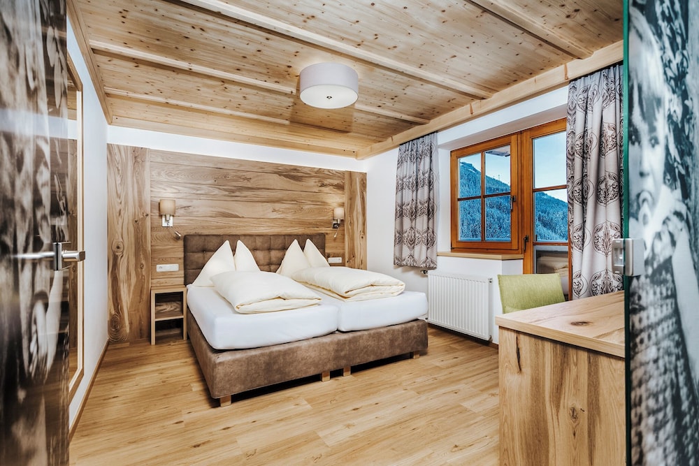 Family Room, 2 Bedrooms, 2 Bathrooms