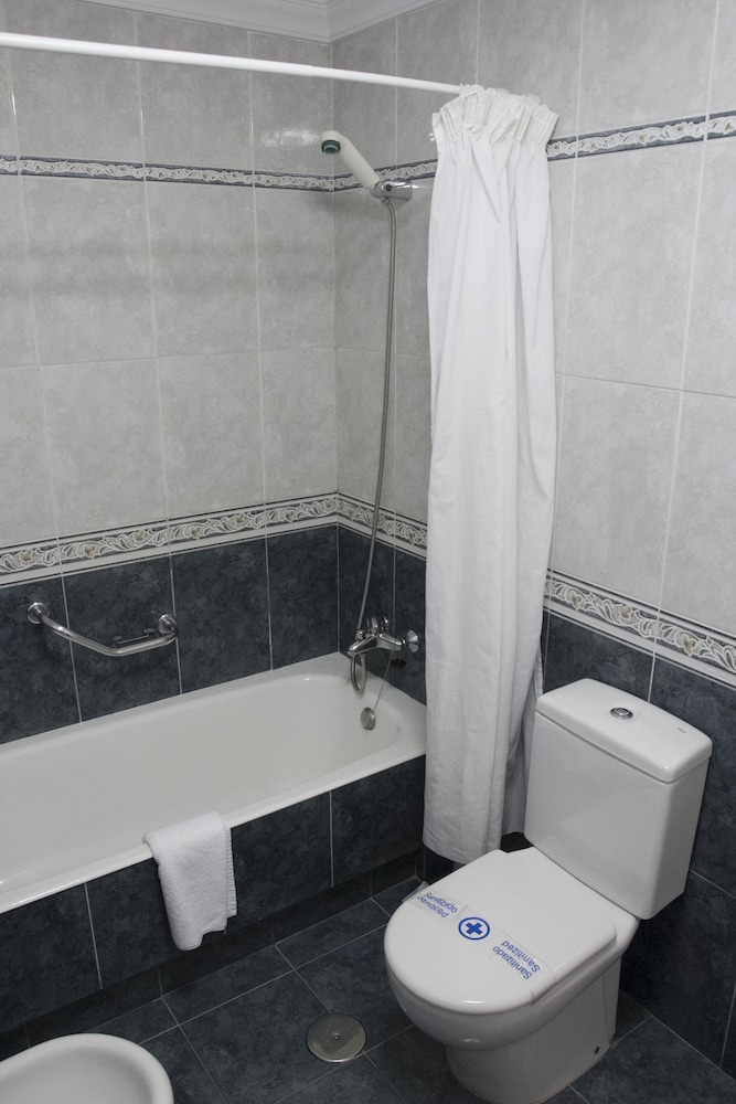 Standard Twin Room - Photo 3