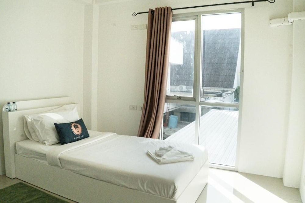 Standard Single Room With Shared Bathroom photo 2