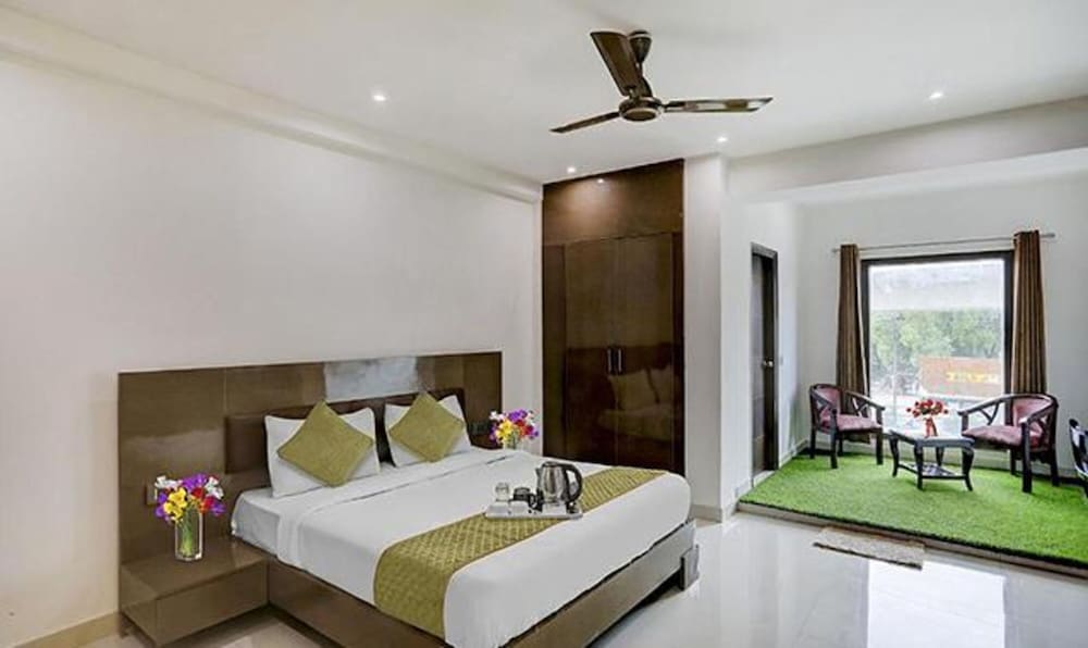Suite - Photo 1