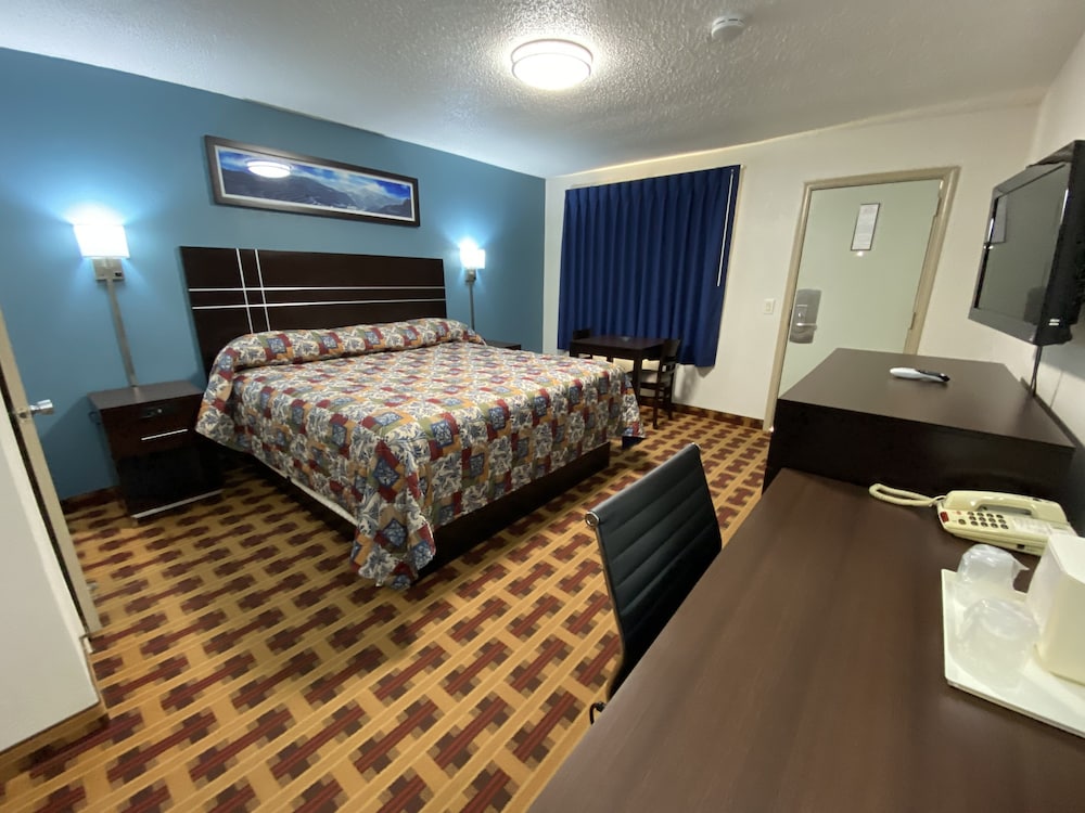 Room, 1 King Bed, Smoking photo 1