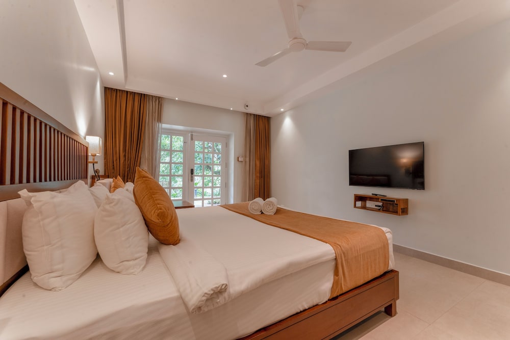 Standard Room, 1 King Bed, Non Smoking, Private Bathroom photo 3