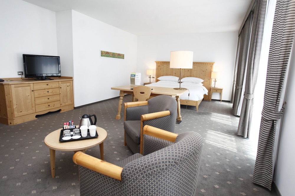 Suite, 1 King Bed - Photo 2