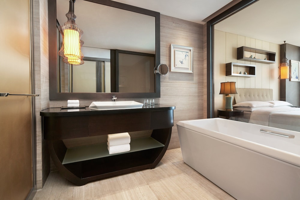 Executive Room, 1 King Bed - Photo 7
