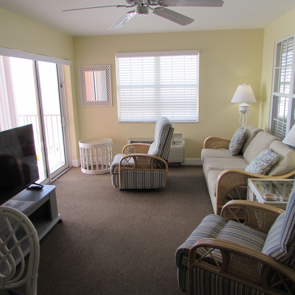 Apartment, 1 King Bed, Partial Ocean View