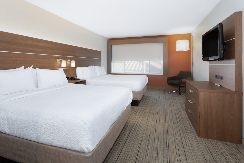 Standard Room, 2 Queen Beds, Accessible (Roll-In Shower) - Photo 5