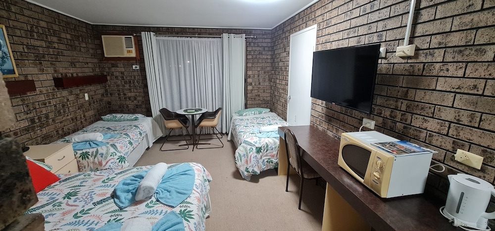 Classic Triple Room, Multiple Beds, Non Smoking, Ground Floor photo 1