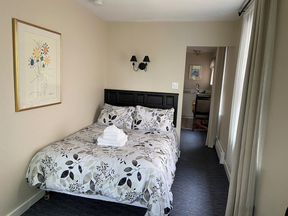 Suite, 1 Double Bed, Kitchenette, Private Bathroom