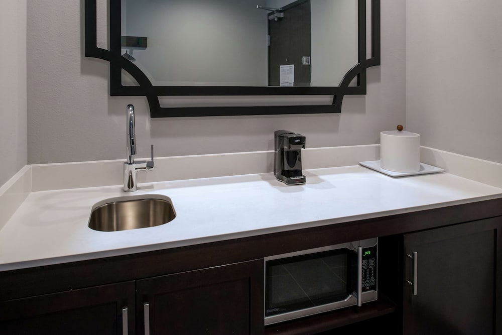 Studio, 1 King Bed, Refrigerator & Microwave (Wet bar), photo 6