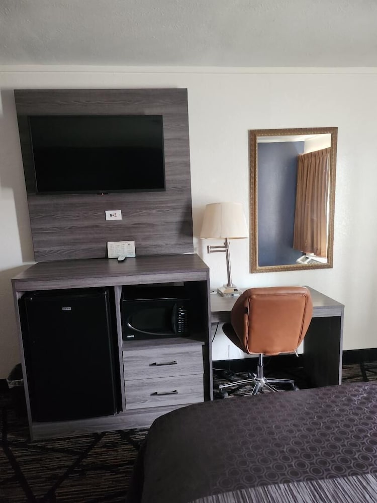 Room, 1 King Bed, Smoking - Photo 16