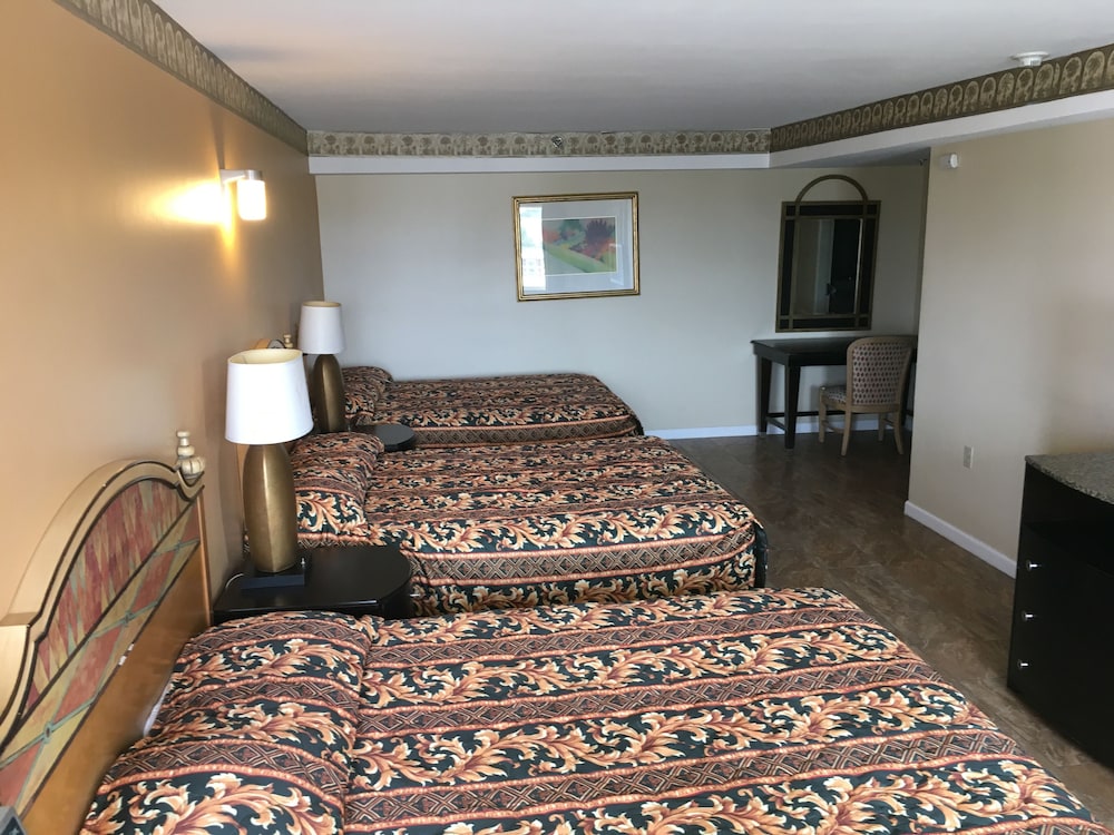 Deluxe Room, 3 Queen Beds - Photo 7