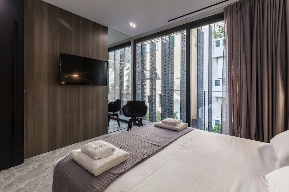 Luxury Suite, 1 Bedroom (Front View, 204) photo 2