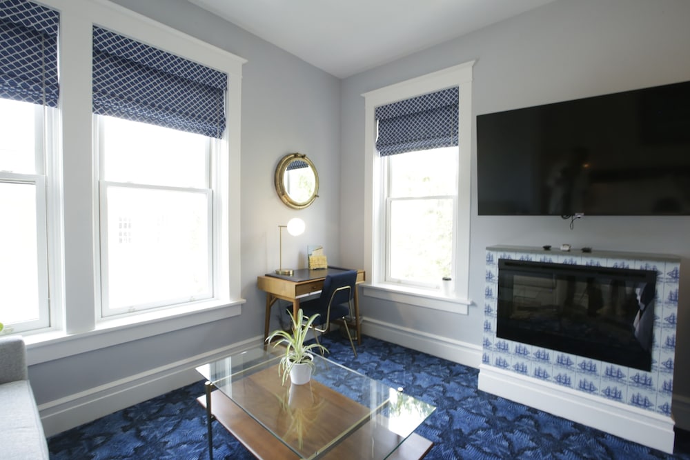 Family Room, 2 Queen Beds (201) photo 3