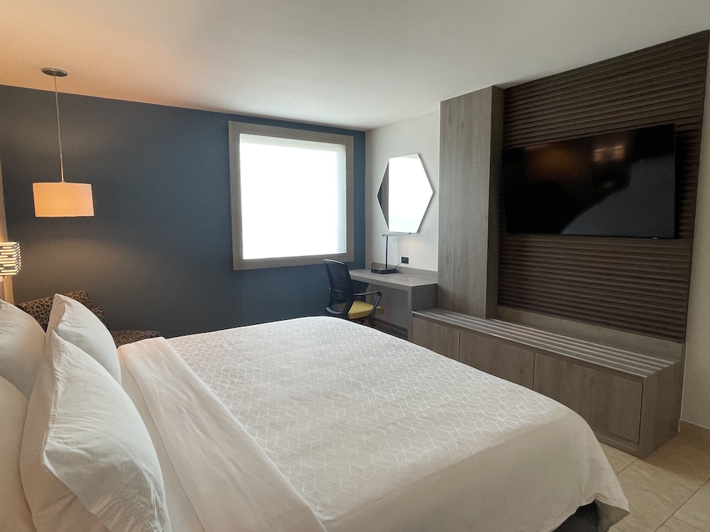 Standard Room, 1 King Bed (Minifridge) thumbnail 5