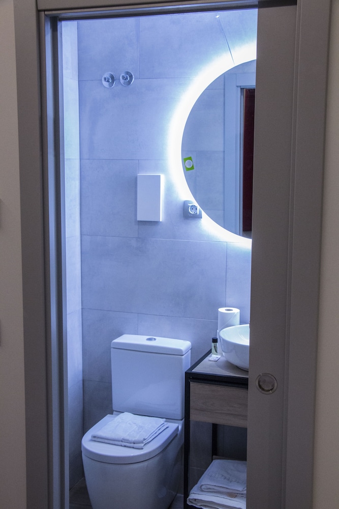 Basic Double Room, Private Bathroom (DbM) - Photo 7