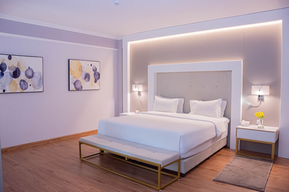 Executive Suite, 1 King Bed with Sofa bed, Pool View photo 2