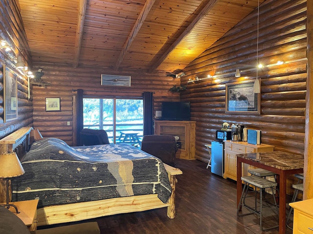 Riverview Deluxe Lodge room (4 person)