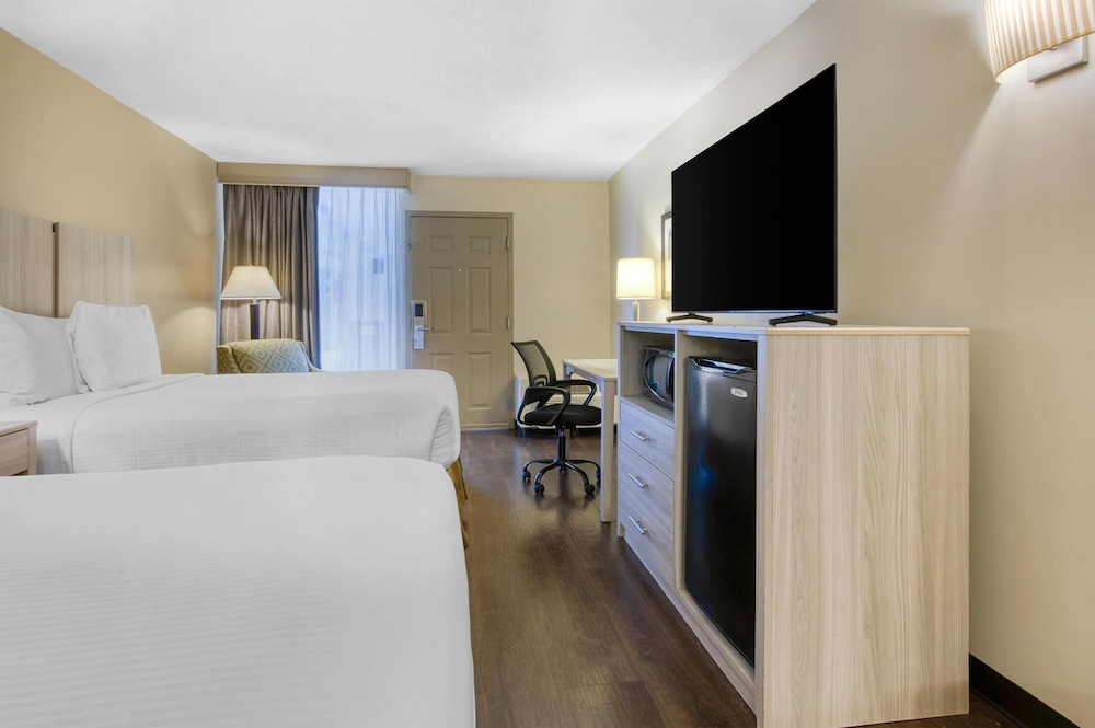 Standard Room, 2 Double Beds, Accessible, Non Smoking photo 2