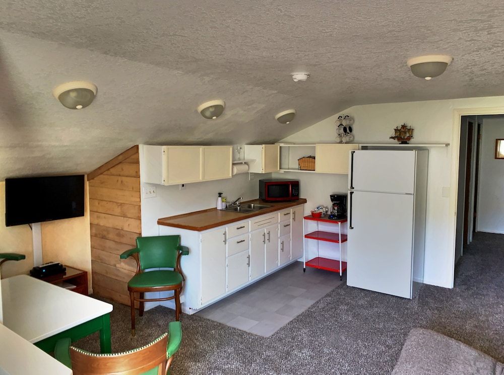 C12. Captain's Quarters (No Pets)