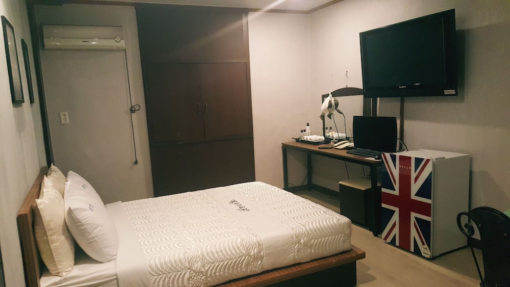 Double Room, 1 Queen Bed photo 3