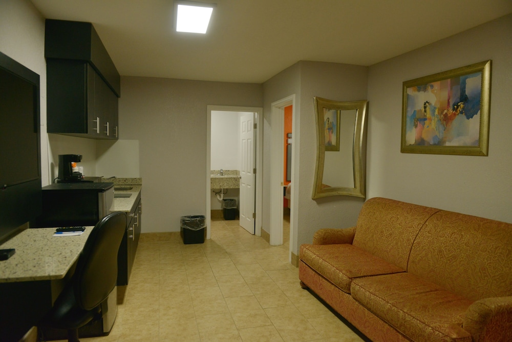 Suite, Multiple Beds, Non Smoking - Photo 2