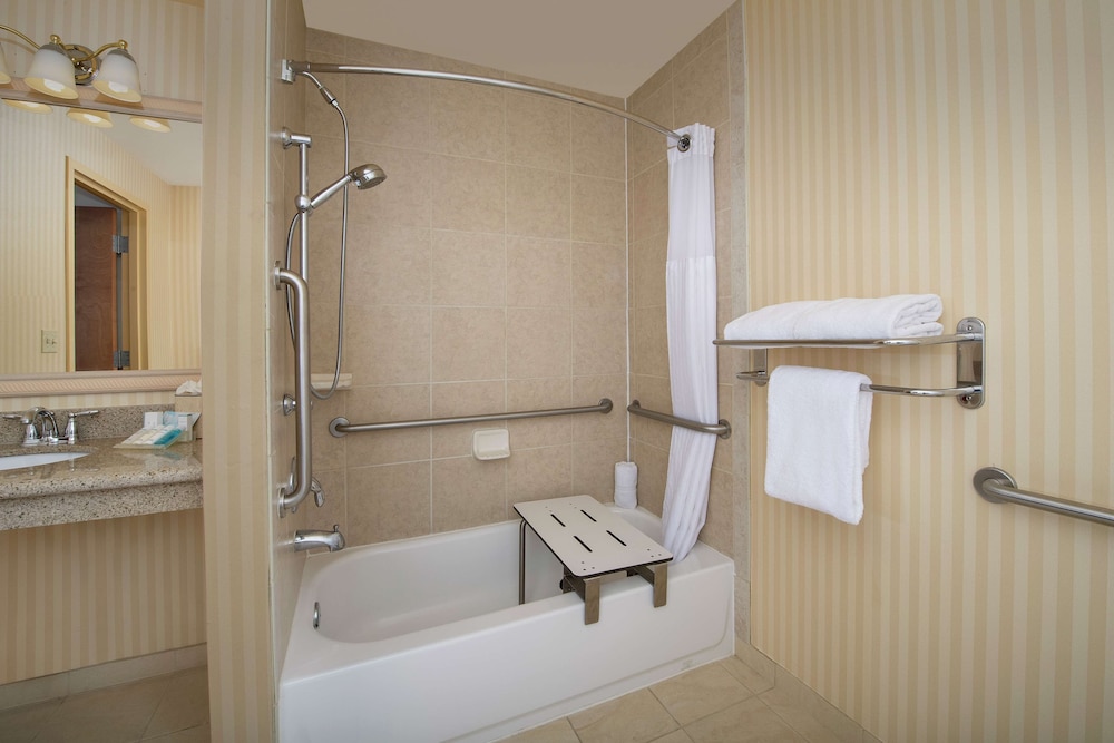 Room, 2 Queen Beds, Accessible (Mobility & Hearing, 3X3 Shower) - Photo 2