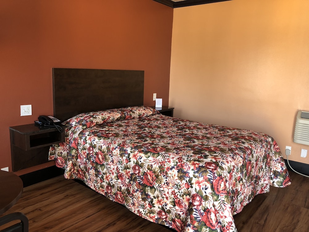 Standard Room, 1 Queen Bed, Refrigerator & Microwave