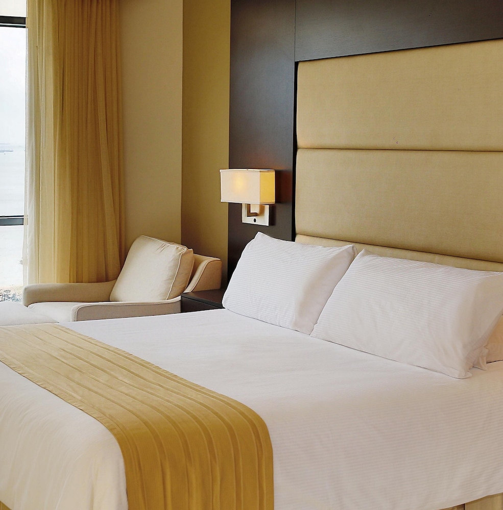 Premium Room, 1 King Bed, Ocean View (High Floor) - Photo 1