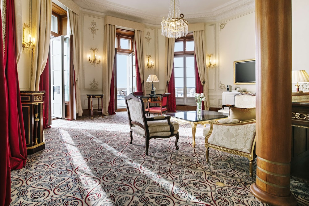 Royal Suite with One King Bed thumbnail 6