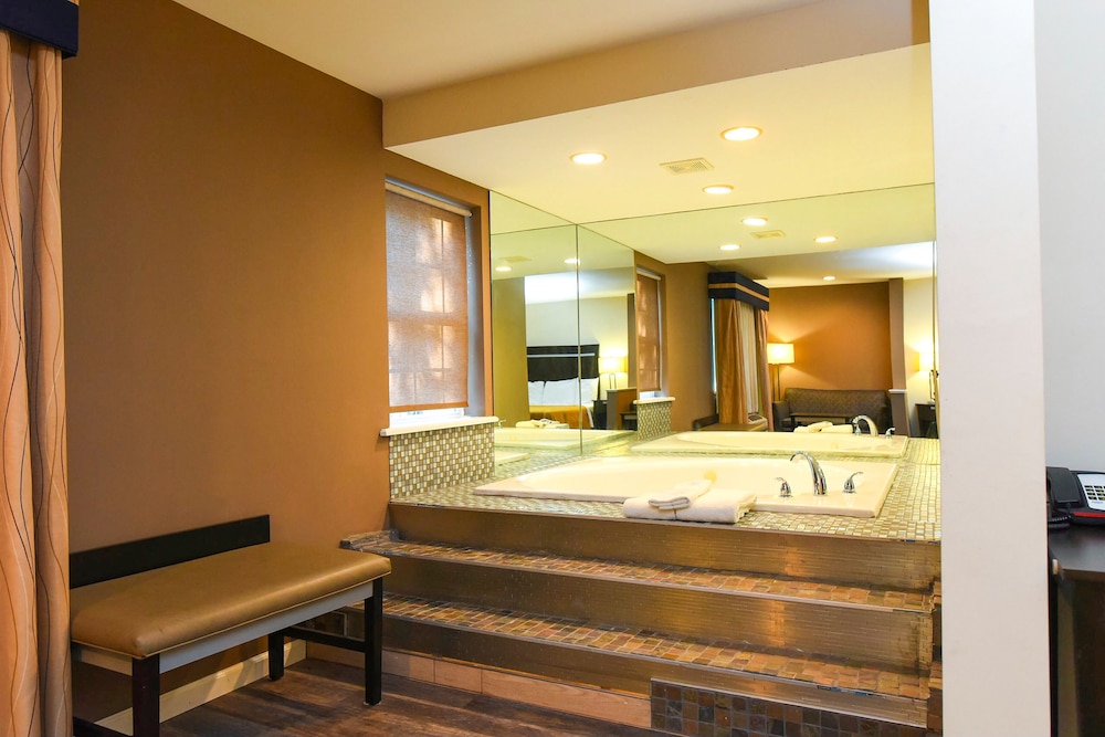 Signature Suite, 1 King Bed with Sofa bed, Non Smoking, Jetted Tub photo 2