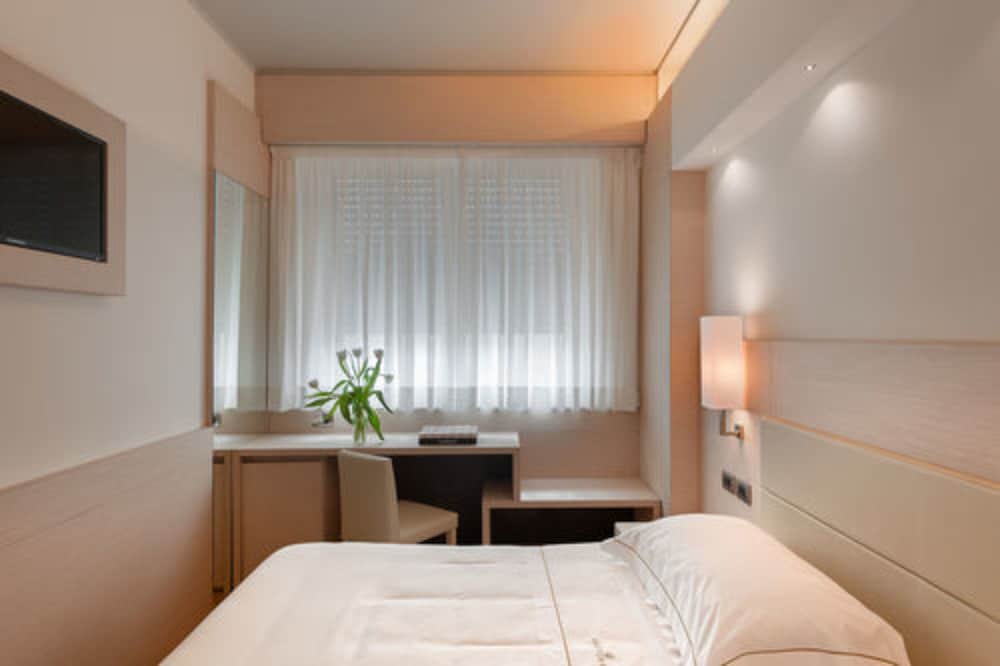 Classic Double Room Single Use, 1 Large Twin Bed