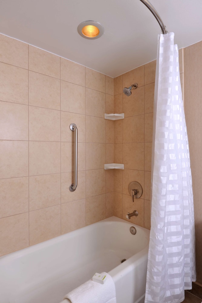 Basic Room, 2 Double Beds, Non Smoking - Photo 9