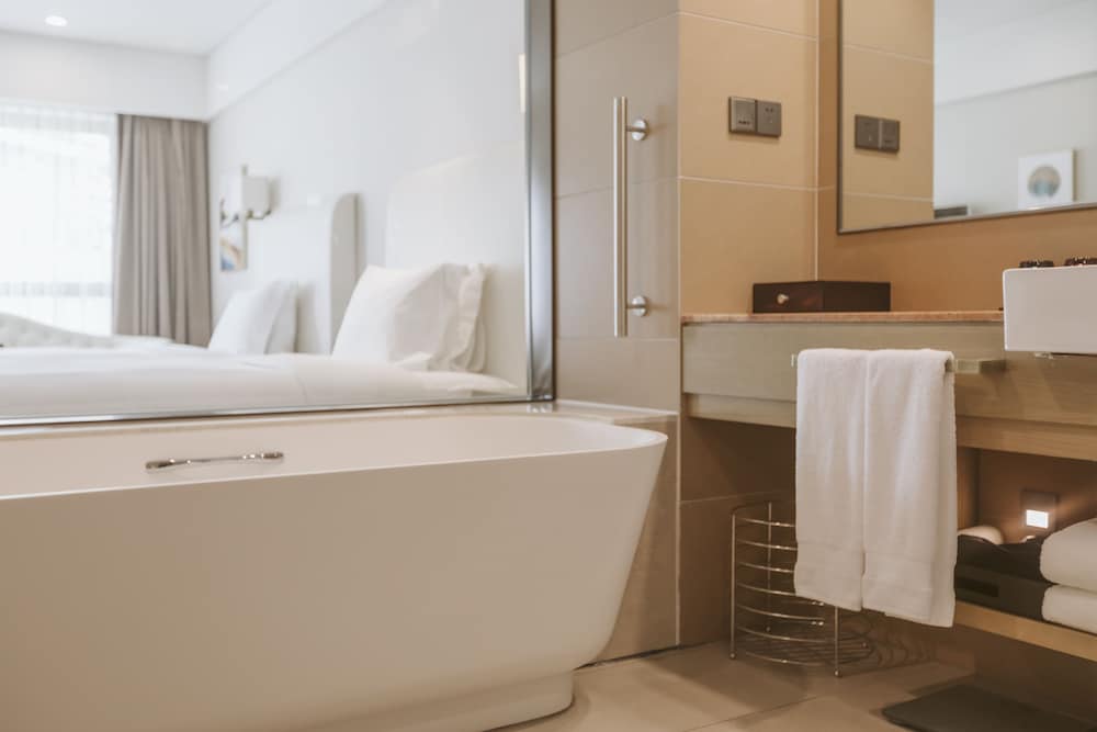 Room, 2 Twin Beds, Courtyard View - Photo 2