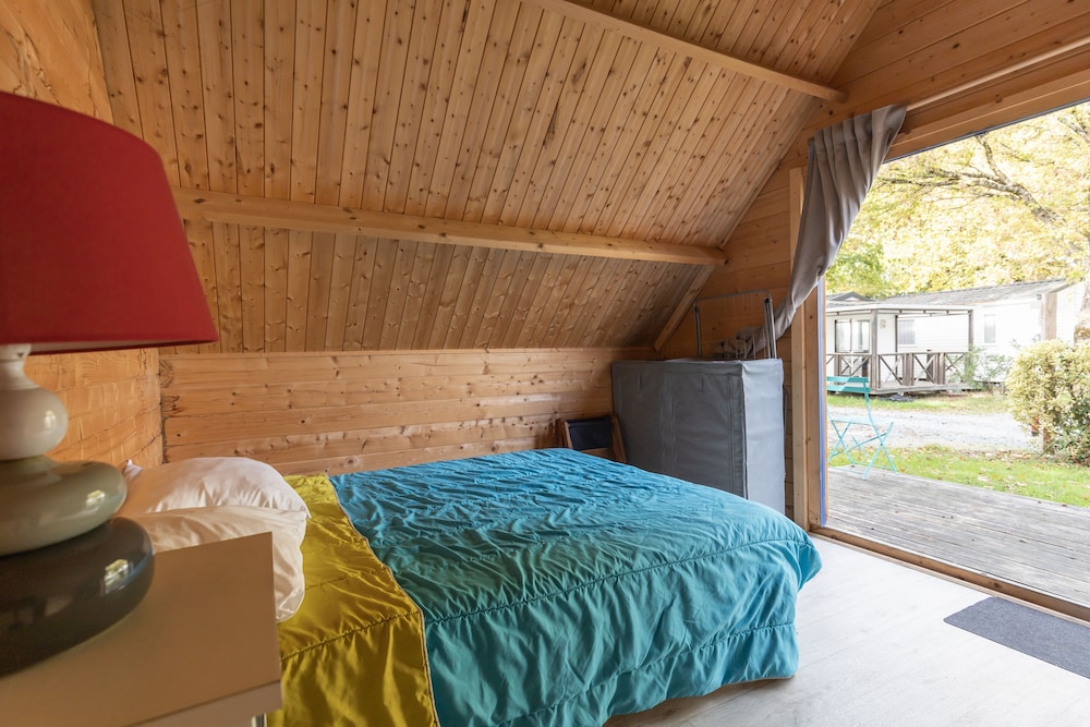 Hutt' cabin photo 2