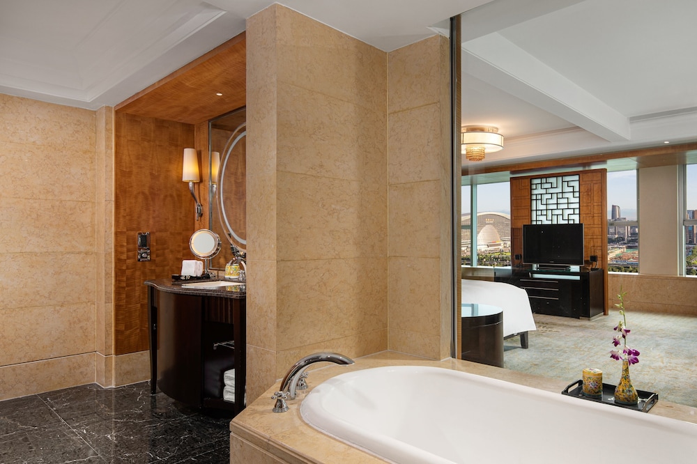 Junior Suite, 1 King Bed, Club Lounge Access - Photo 2