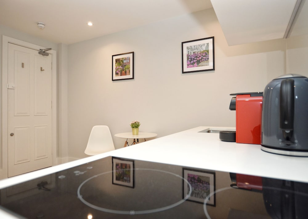 Small Lower Ground Floor Studio photo 2