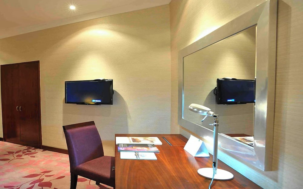 Room, 1 King Bed (Partial Kaaba View) - Photo 8