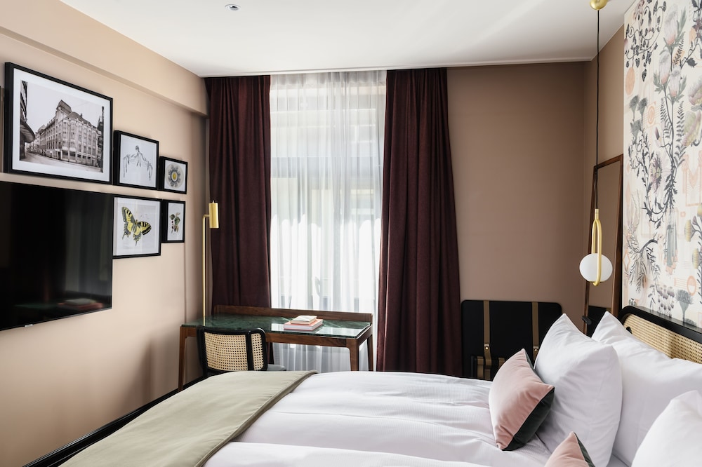 Superior Double Room, Kitchenette thumbnail 5