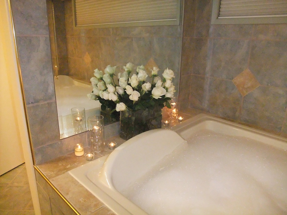 Royal Honeymoon Suite photo 3
